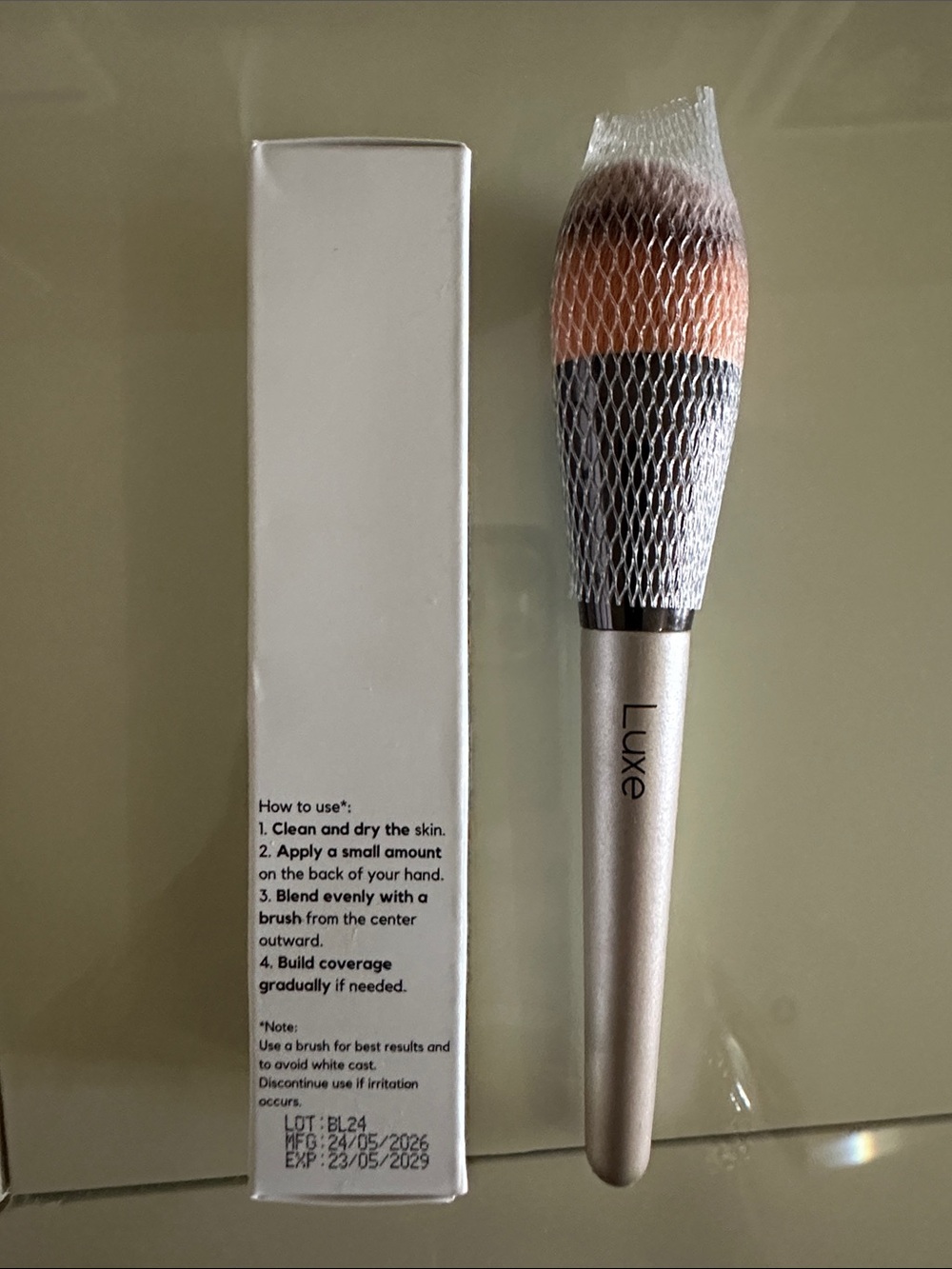 NWT Luxe Color-Adaptive Foundation & Application Brush - MEDIUM Tone - Picture 2 of 8